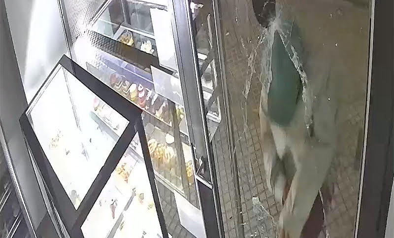 Ladrón solitario rompió la puerta de una panadería y se llevó la caja registradora