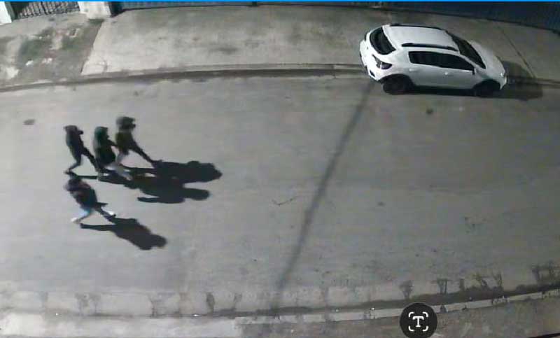 Cuatro personas a pie pasaron frente a la casa del gerente de TeleRed y dejaron la nota extorsiva