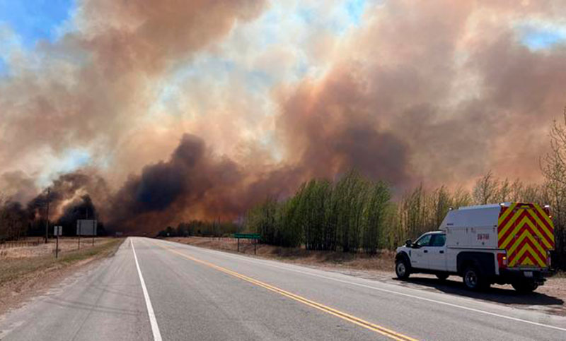 Canadá evacúa 25.000 personas por incendios forestales