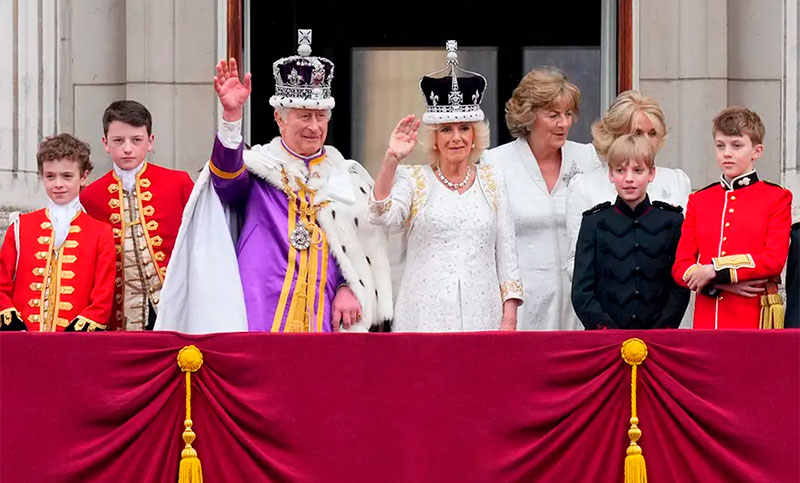 Ante una multitud, Carlos III fue coronado rey de Reino Unido
