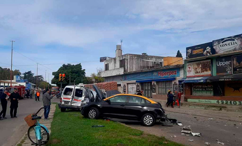 Un camión se quedó sin frenos y colisionó con varios autos en Villa Gobernador Gálvez