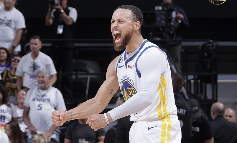 Con una noche histórica de Curry, Golden State eliminó a Sacramento