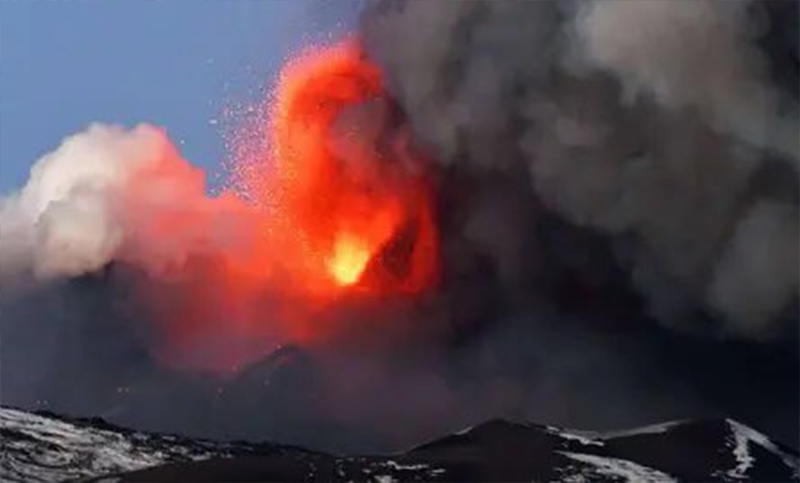 El volcán Etna entró en erupción y cerraron aeropuertos en Italia