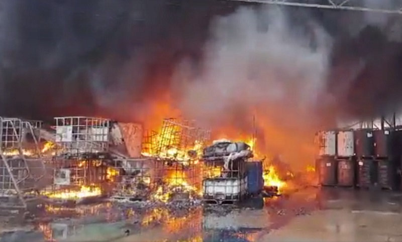Susto en el Cordón Industrial: se incendió parte de la planta de Pelco