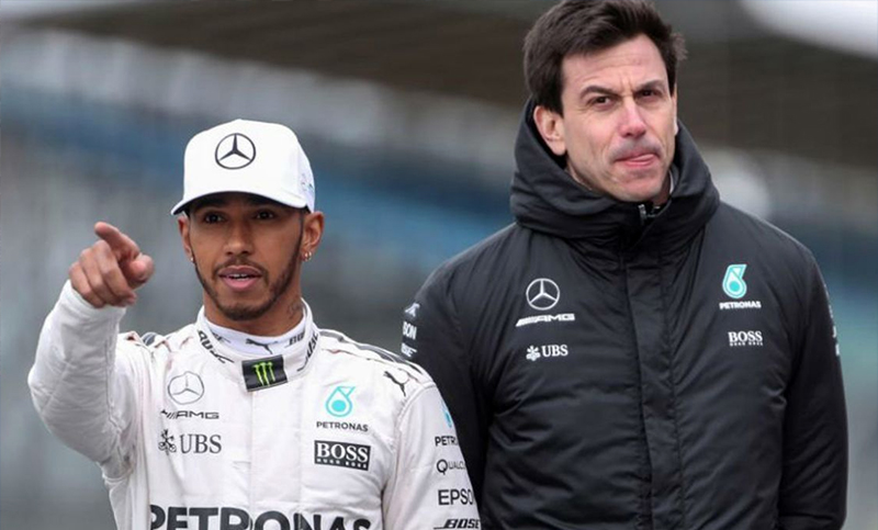 Mercedes desestima que Hamilton acuerde con Ferrari