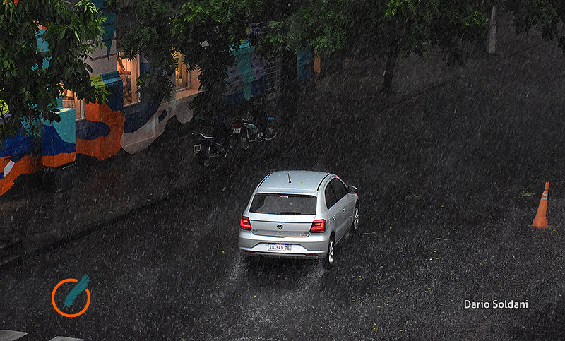 Se vino el agua: tormentas fuertes para todo el día y alerta naranja
