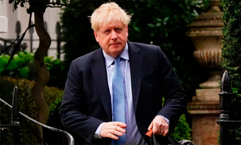Acusado de organizar fiestas en pandemia, Boris Johnson renunció a su cargo de diputado