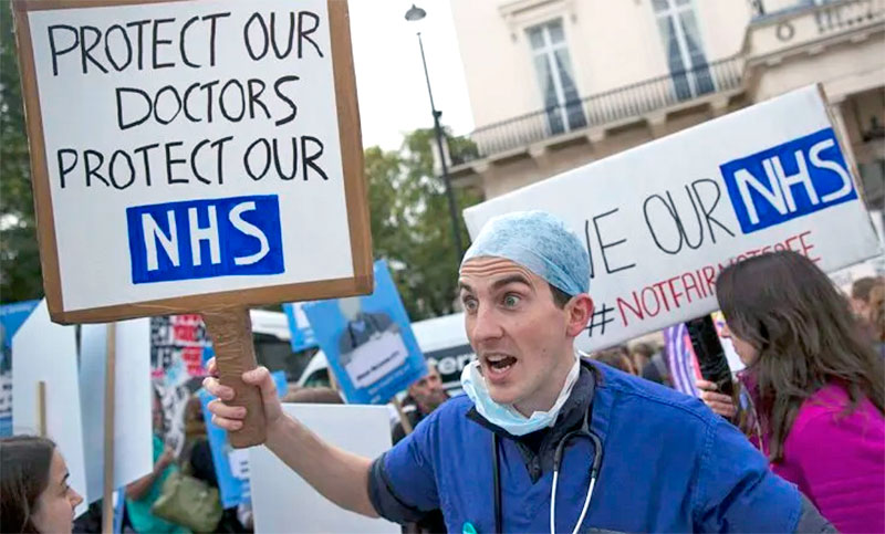 Médicos de Inglaterra anuncian una histórica huelga de cinco días para el mes de julio