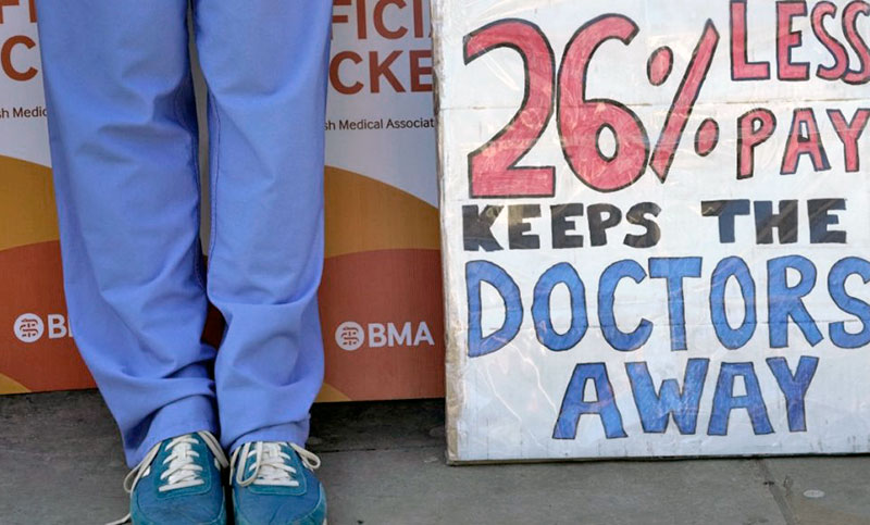 Los médicos vuelven a la huelga en Inglaterra para reclamar un aumento de salario
