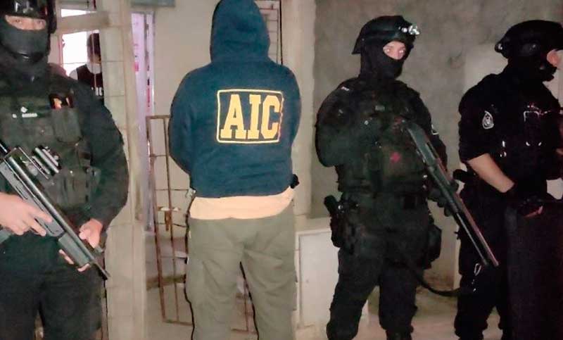Once allanamientos por balaceras a escuelas y comisarías: tres detenidas vinculadas a un preso de Piñero