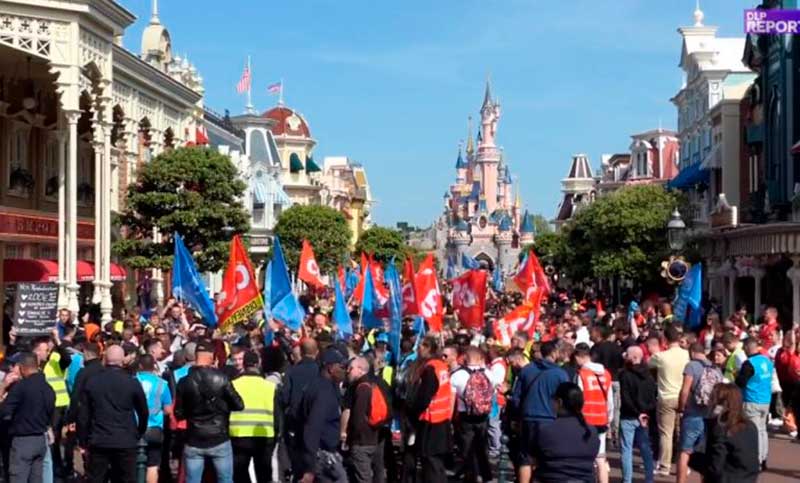 Empleados de Disney comenzaron una huelga exigiendo aumentos y el pago doble los domingos