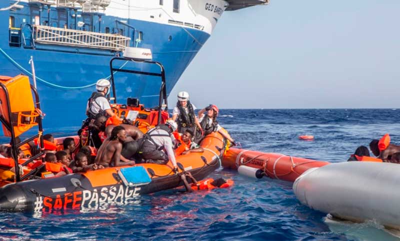 Rescataron a 117 migrantes hacinados en una embarcación de madera en el Mediterráneo