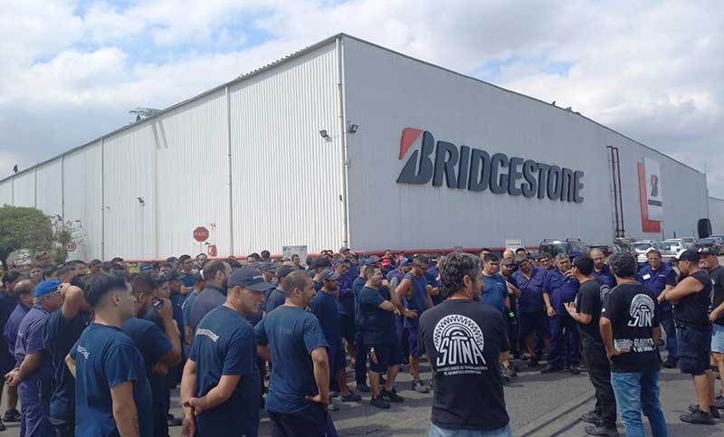 Trabajadores de Bridgestone realizan un paro por despidos en la planta