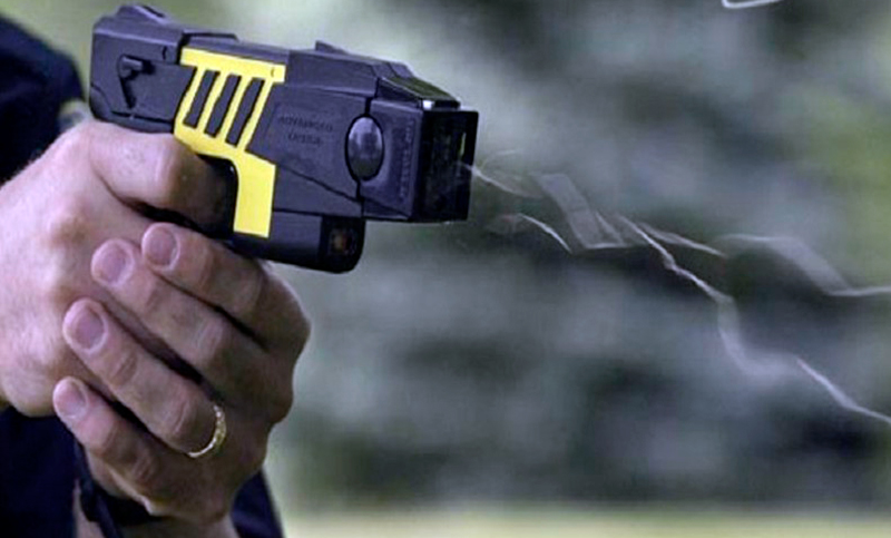 Juntos por el Cambio plantea equipar con  pistolas Taser a los agentes de control municipal