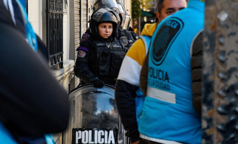 Almagro: la policía desalojó a mujeres y menores que sufrieron violencia de género