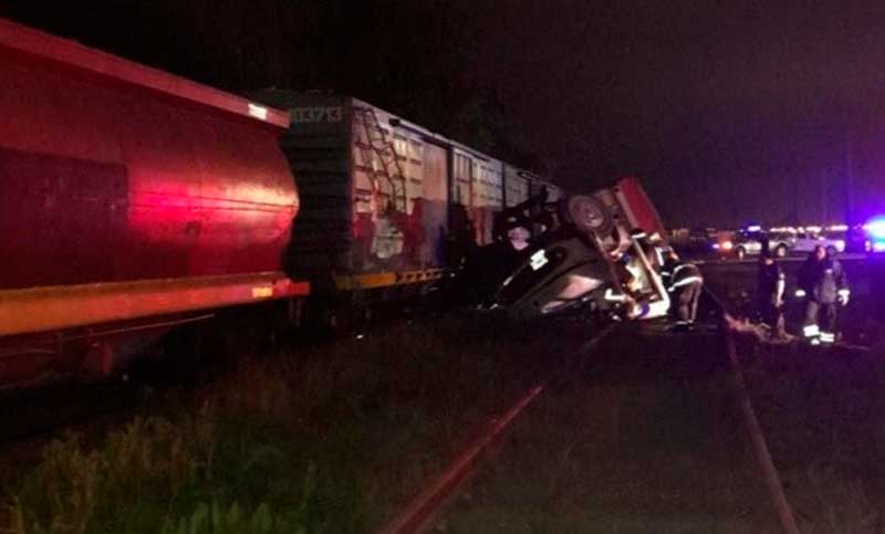 Un muerto y dos heridos al chocar un tren con un camión