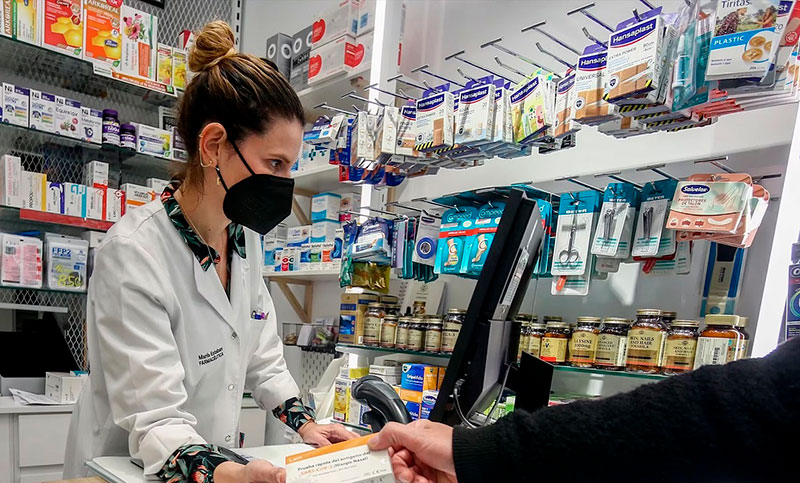 España da de baja la obligatoriedad del uso de barbijos en hospitales y farmacias