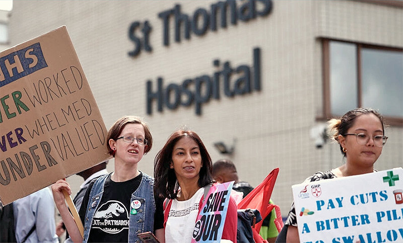 Médicos especialistas de Inglaterra comenzaron una huelga de 48 horas este jueves