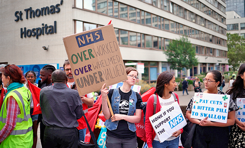 Los médicos residentes de Inglaterra continúan la huelga a pesar de los aumentos salariales