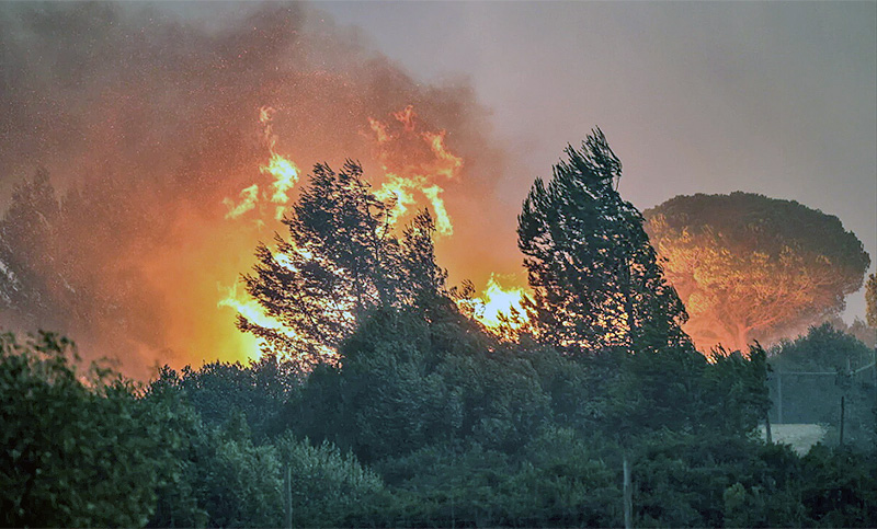 Italia prepara el «estado de emergencia» en cinco regiones asediadas por incendios y temporales