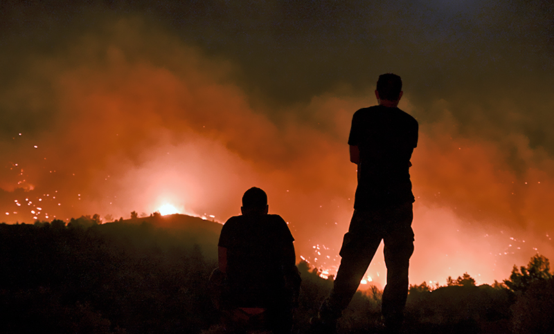 Ola de calor en Grecia: siguen las evacuaciones por incendios forestales en la isla de Corfú y Rodas