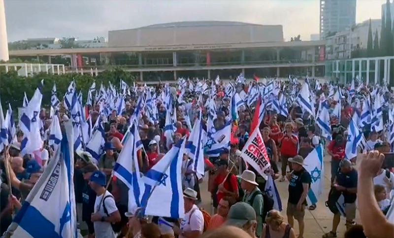 Miles de personas protestan en Israel contra la reforma judicial horas antes de una votación clave