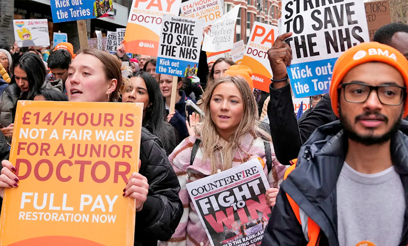 Médicos residentes en Inglaterra inician histórica huelga en demanda de aumento salarial