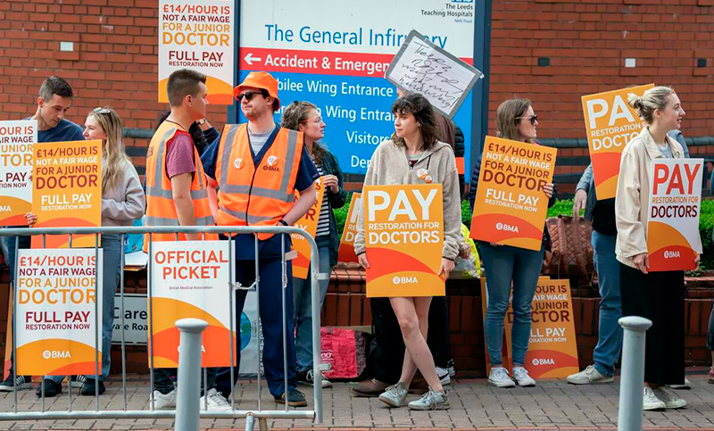 Médicos de Inglaterra redoblan lucha por un mejor salario y anuncian otros cuatro días de huelga