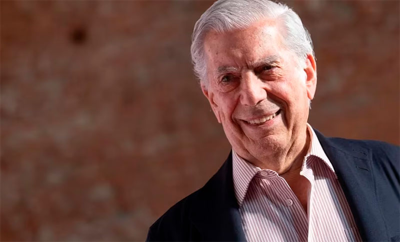 Vargas Llosa está internado en Madrid, tras haberse contagiado de coronavirus 
