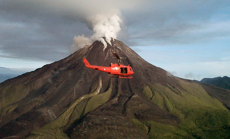 Instan a los habitantes de una región de Nueva Guinea a evacuarla tras la erupción del Monte Bagana