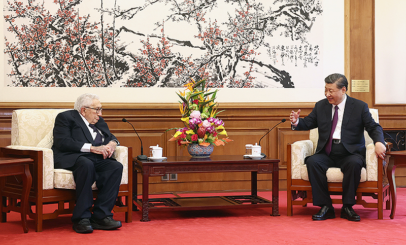 Xi Jinping recibe en Beijing a Kissinger, figura central de las relaciones entre Estados Unidos y China