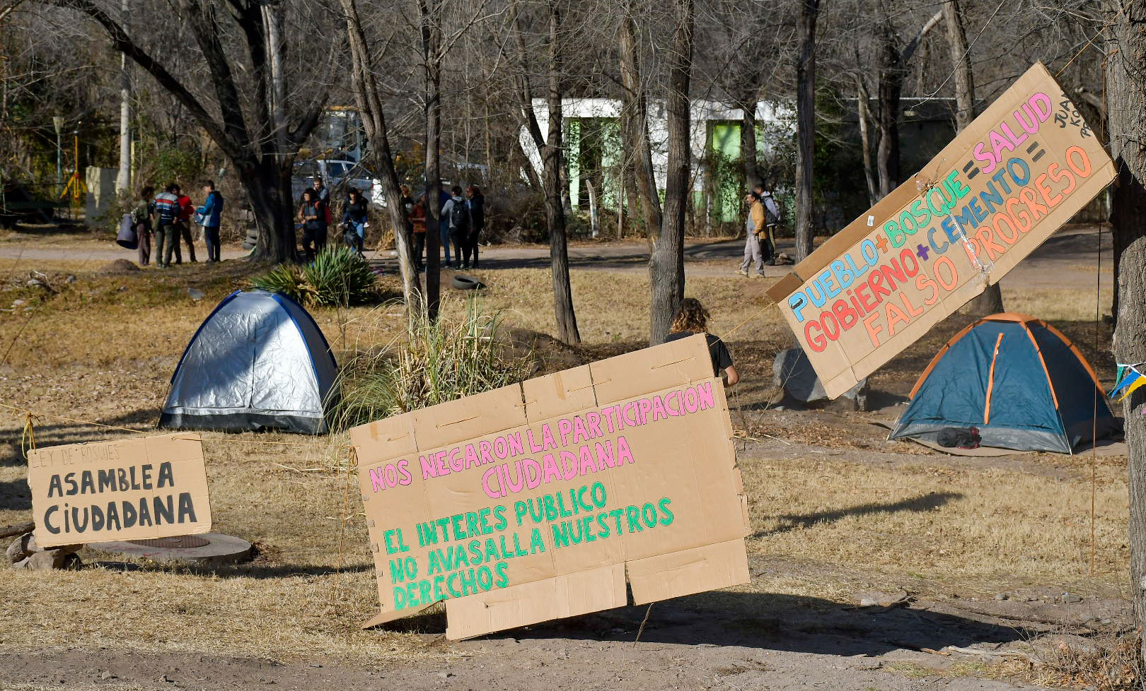 Asambleístas acampan para que se detenga obra en un parque de San Luis