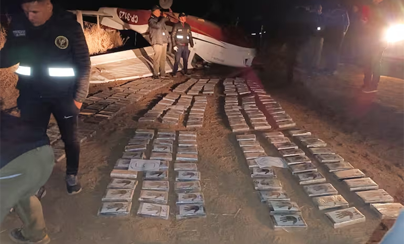 Encontraron más de 32 kilos de cocaína que formaban parte del cargamento de la avioneta estrellada en Chaco