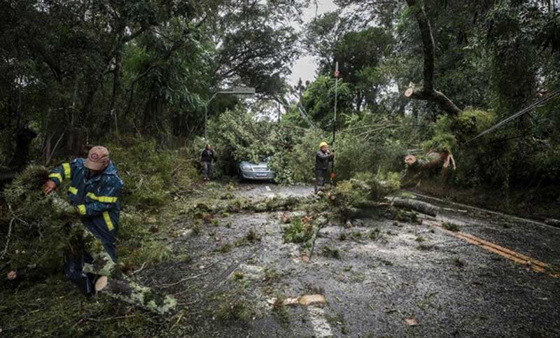 El paso de un ciclón sembró muerte y destrucción en el sur de Brasil