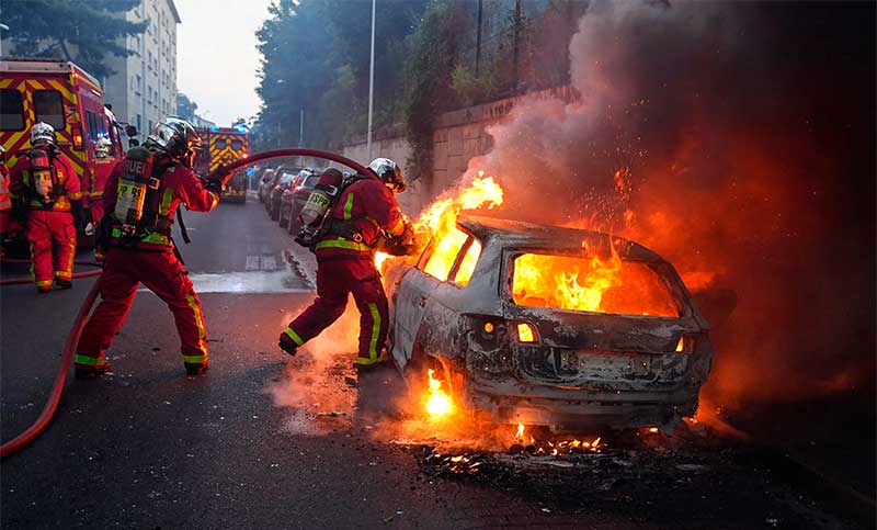 Francia: más de 200 autos quemados y un centenar de detenidos durante la noche de la fiesta nacional