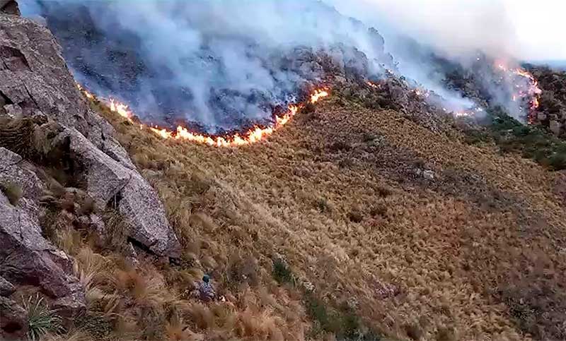 Se logró apagar parte del incendio en el Uritorco: continúan los trabajos para extinguirlo por completo