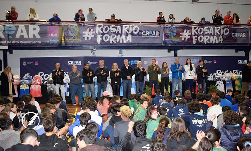 Entregaron camisetas a más de 2.000 jóvenes pertenecientes a clubes de básquet en Rosario