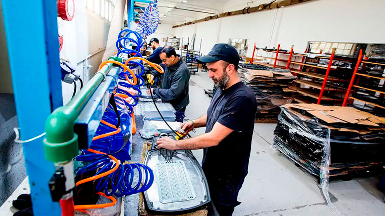 La actividad de pymes industriales redondeó un primer semestre con una leve suba