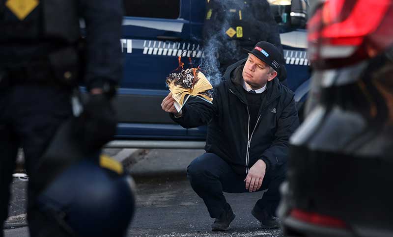 Polémica en Suecia: la policía autorizó que manifestantes quemen una Torá y una Biblia
