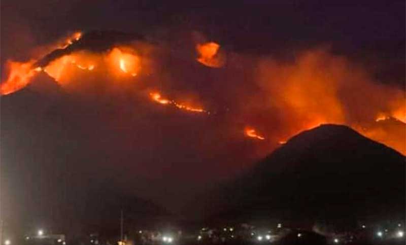 Feroz incendio en el cerro Uritorco: el viento avivó las llamas y vecinos debieron ser evacuados