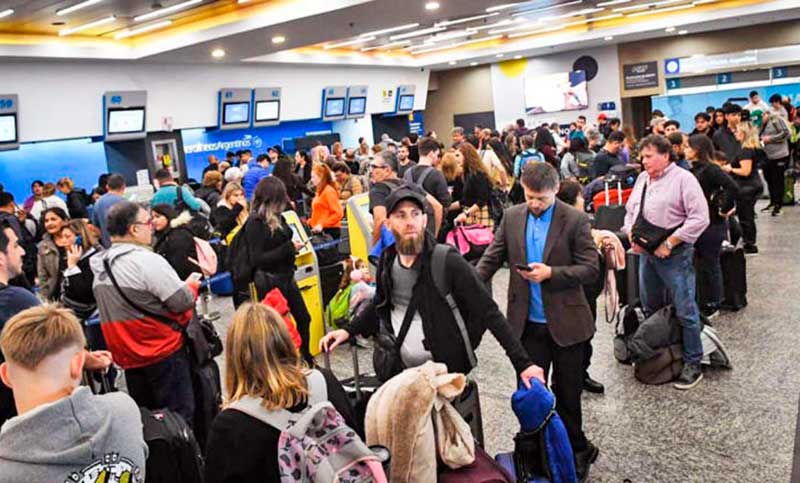 Trabajadores de Aerolíneas Argentinas continúan con el pedido de aumento salarial: vuelos demorados y reprogramados