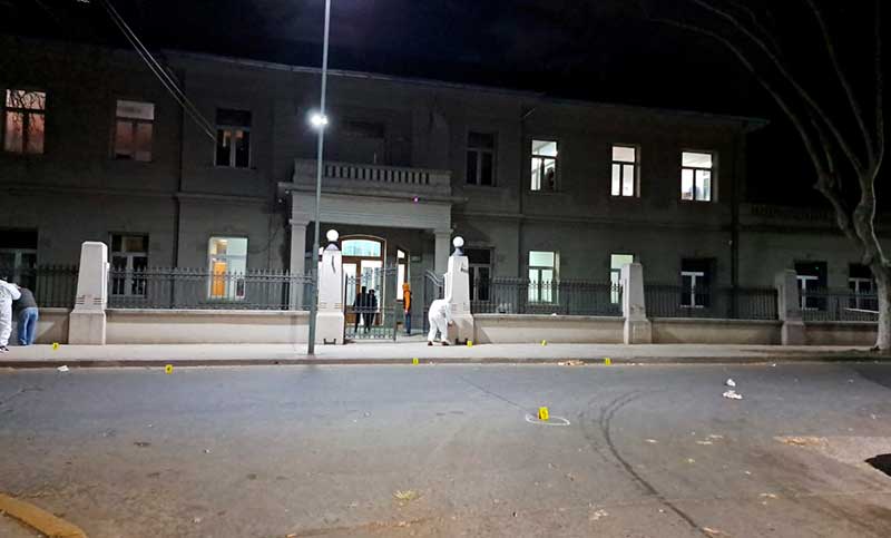 Balearon la sede de la Agencia de Investigación Criminal en Rosario
