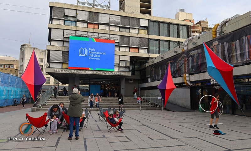 Buscar y saber qué comprar: cómo se vive en Rosario la Feria Internacional del libro 2023