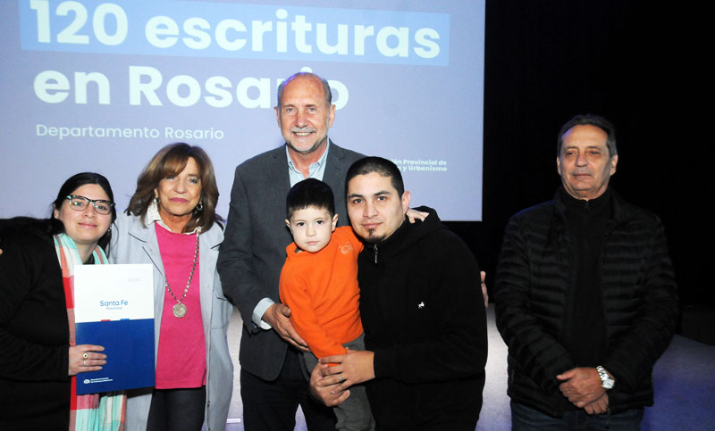 Entregaron 120 escrituras a familias rosarinas