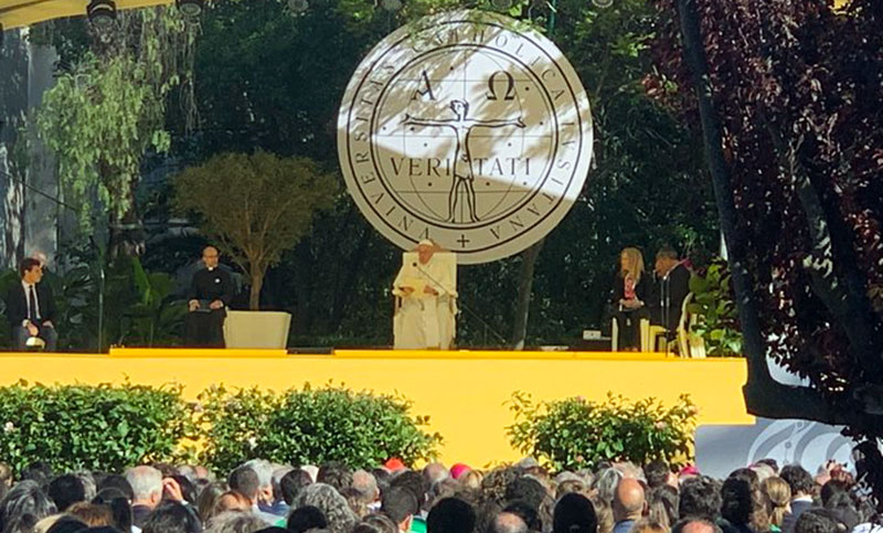 El Papa les dijo a los universitarios “busquen y arriesguen, porque los desafíos son enormes y los quejidos dolorosos”