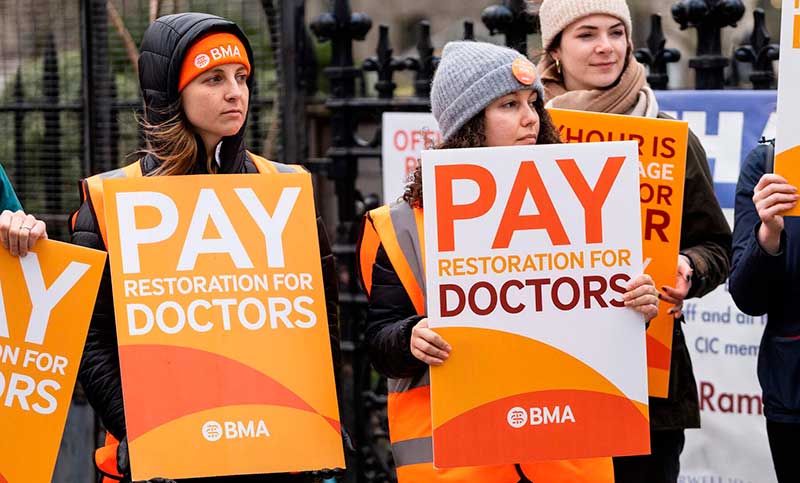 Médicos británicos realizan otra huelga en reclamo de un aumento salarial que supere la inflación