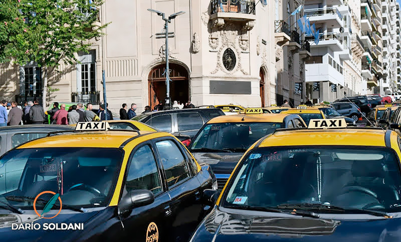 Los taxistas suspenden un paro tras las promesas de la Municipalidad de impedir el avance de UBER