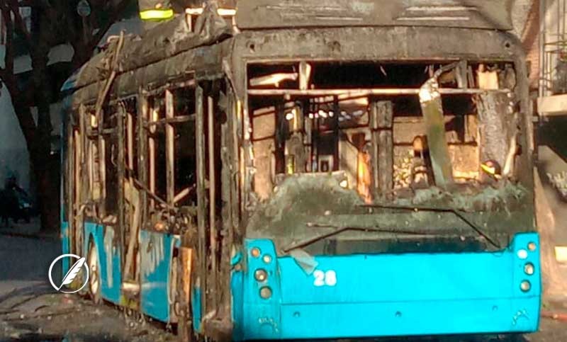 Conmoción en el centro al incendiarse un trole de la K