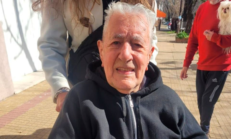 Un hombre de 102 años votó en un colegio de La Plata y afirmó: «Nunca falté»