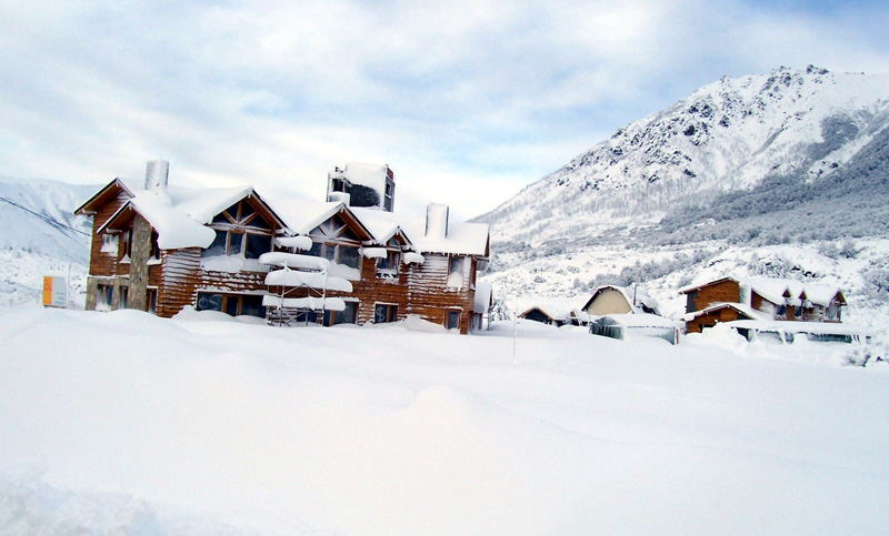 Bariloche: La gran cantidad de nieve caída obstruye caminos y paraliza al sector escolar
